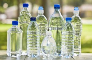 flaschenwasser mineralwasser plastik