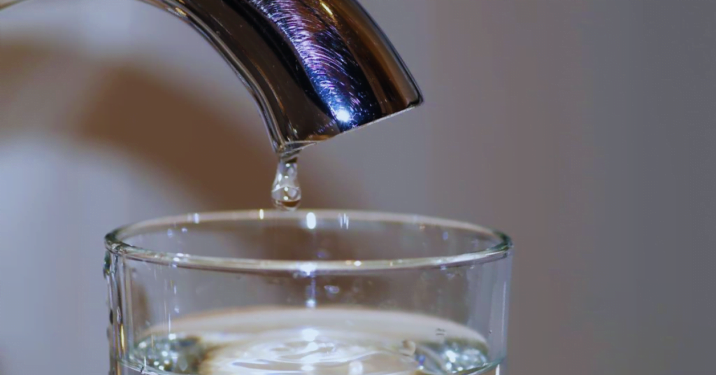 Wo kann man Leitungswasser auf Schadstoffe testen lassen